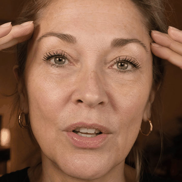 Donna con ciglia definite da LaBrume Lash Casting Mascara